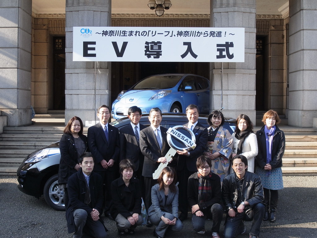 志賀 日産自動車COO(中央カギを持っている左)と松沢成文神奈川県知事(同右)を中心に記念撮影